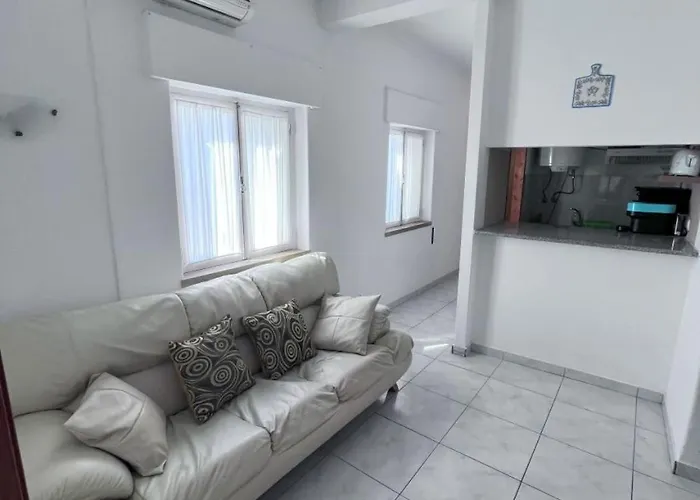 Near The Ocean Rua 5 De Outubro *