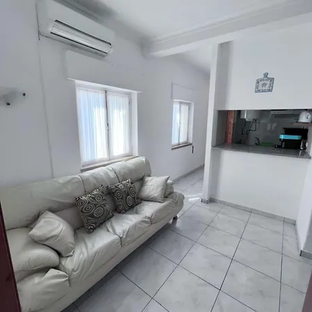 Near The Ocean Rua 5 De Outubro *